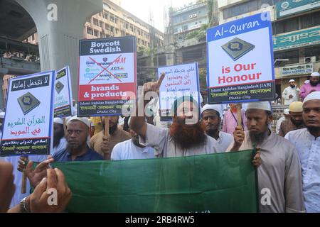 Die Demonstranten nehmen nach dem Freitag an einer Kundgebung gegen das Verbrennen einer Kopie des Heiligen Korans in Schweden, in Dhaka, Bangladesch, Teil. 07. Juli 2023. Ein irakischer Flüchtling, der in Schweden lebt, zündete am 28. Juni 2023 während eines Protests vor einer Moschee in Stockholm eine Kopie des Korans an. Der Akt zog in mehreren Ländern weit verbreitete Empörung und Verurteilung hervor. Foto: Habibur Rahman/ABACAPRESS.COM Kredit: Abaca Press/Alamy Live News Stockfoto