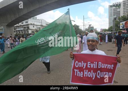 Die Demonstranten nehmen nach dem Freitag an einer Kundgebung gegen das Verbrennen einer Kopie des Heiligen Korans in Schweden, in Dhaka, Bangladesch, Teil. 07. Juli 2023. Ein irakischer Flüchtling, der in Schweden lebt, zündete am 28. Juni 2023 während eines Protests vor einer Moschee in Stockholm eine Kopie des Korans an. Der Akt zog in mehreren Ländern weit verbreitete Empörung und Verurteilung hervor. Foto: Habibur Rahman/ABACAPRESS.COM Kredit: Abaca Press/Alamy Live News Stockfoto