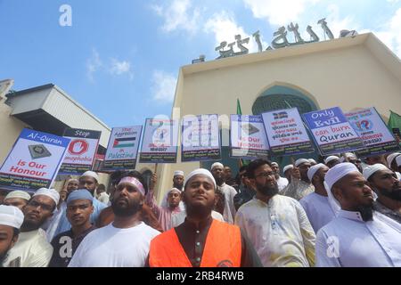 Die Demonstranten nehmen nach dem Freitag an einer Kundgebung gegen das Verbrennen einer Kopie des Heiligen Korans in Schweden, in Dhaka, Bangladesch, Teil. 07. Juli 2023. Ein irakischer Flüchtling, der in Schweden lebt, zündete am 28. Juni 2023 während eines Protests vor einer Moschee in Stockholm eine Kopie des Korans an. Der Akt zog in mehreren Ländern weit verbreitete Empörung und Verurteilung hervor. Foto: Habibur Rahman/ABACAPRESS.COM Kredit: Abaca Press/Alamy Live News Stockfoto