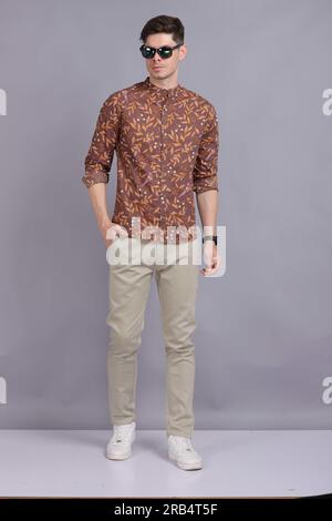 Herren-T-Shirt/Shirt-Modell Stockfoto