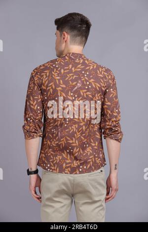 Herren-T-Shirt/Shirt-Modell Stockfoto