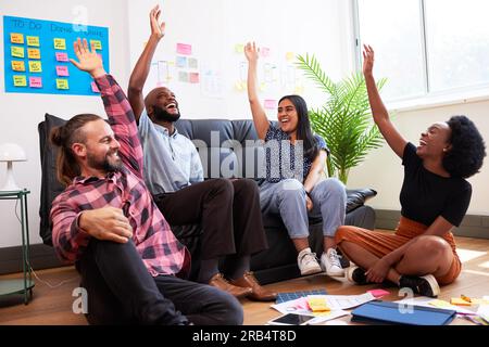 Das Team jubelt, indem es die Hände vom Stapel hebt und das Brainstorming feiert Stockfoto