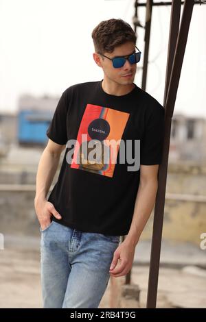 Herren-T-Shirt/Shirt-Modell Stockfoto