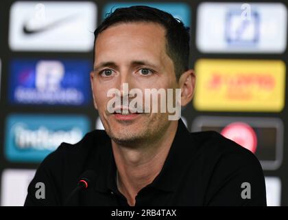 PRODUKTION - 07. Juli 2023, Hessen, Frankfurt/Main: Dino Toppmöllere, neuer Cheftrainer der Eintracht Frankfurt, nimmt an einer Pressekonferenz des Fußballvereins Bundesliga im Proficamp Teil. Foto: Arne Dedert/dpa Stockfoto