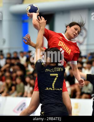 Hongkong, China. 7. Juli 2023. Liu Xuedan (Spitzenreiter) aus China tritt während des Halbfinales zwischen China und Japan bei der Asiatischen Junior Handball Championship 17. in Hongkong am 7. Juli 2023 an. Kredit: Lo Ping Fai/Xinhua/Alamy Live News Stockfoto