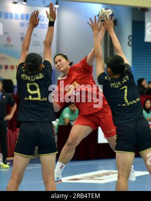 Hongkong, China. 7. Juli 2023. Zhuo Ziyi (C) aus China tritt während des Halbfinales zwischen China und Japan bei der Asiatischen Junior Handball Championship 17. in Hongkong, China, am 7. Juli 2023 an. Kredit: Lo Ping Fai/Xinhua/Alamy Live News Stockfoto