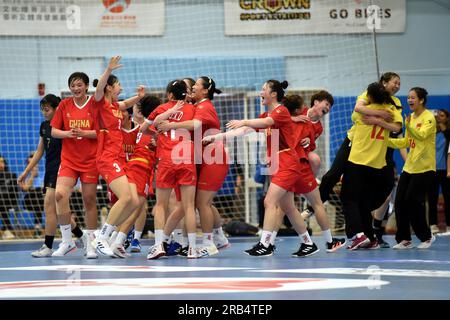 Hongkong, China. 7. Juli 2023. Spieler aus China feiern den Sieg nach dem Halbfinale zwischen China und Japan bei der Asiatischen Junior Handball Championship 17. in Hongkong, China, am 7. Juli 2023. Kredit: Lo Ping Fai/Xinhua/Alamy Live News Stockfoto