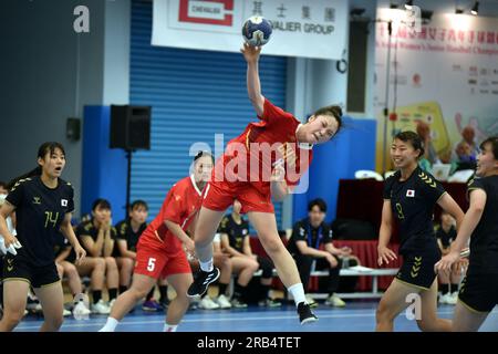 Hongkong, China. 7. Juli 2023. Liang Jing (C) aus China tritt während des Halbfinales zwischen China und Japan bei der Asiatischen Junior Handball Championship 17. in Hongkong, China, am 7. Juli 2023 an. Kredit: Lo Ping Fai/Xinhua/Alamy Live News Stockfoto