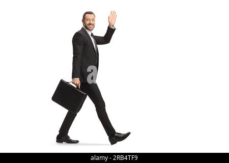Gesamtbild eines Geschäftsmanns, der mit einer Aktentasche läuft und isoliert auf weißem Hintergrund winkt Stockfoto