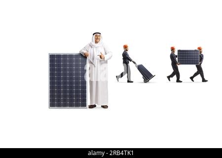 Ein arabischer Mann, der auf einen Solarpaneel zeigt und Arbeiter, die im Rücken Platten tragen, isoliert auf weißem Hintergrund Stockfoto