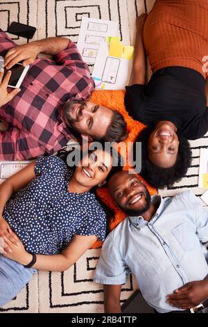 Overhead-Foto einer Gruppe von Mitarbeitern, die eine Pause machen Stockfoto