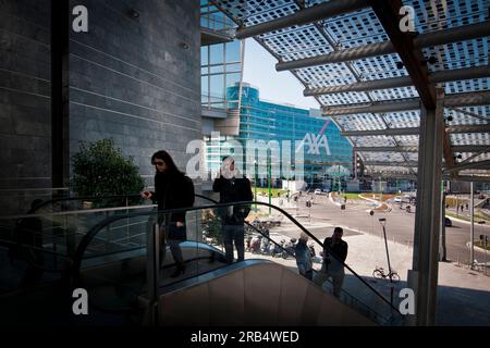 Schutzräume in Eisen. Holz und Glas ökologisch nachhaltig. Bedeckt mit Photovoltaikpaneelen, die die Türme auf der piazza Gae Aulenti speisen. projekt porta nuova. Geschäftszentrum von Mailand Stockfoto