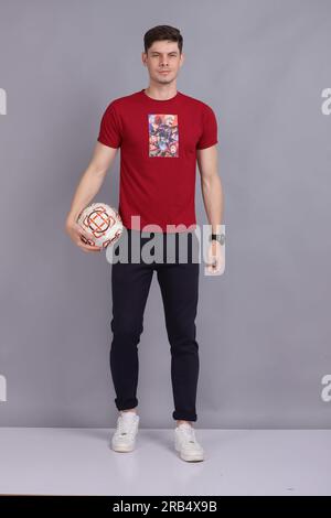 Herren-T-Shirt/Shirt-Modell Stockfoto