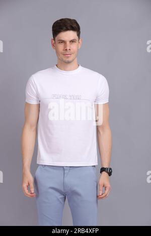 Herren-T-Shirt/Shirt-Modell Stockfoto