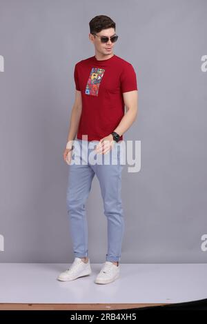 Herren-T-Shirt/Shirt-Modell Stockfoto