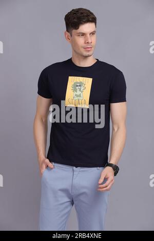 Herren-T-Shirt/Shirt-Modell Stockfoto