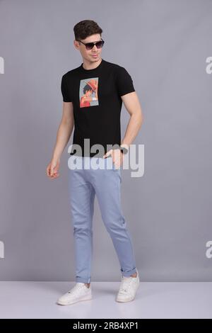 Herren-T-Shirt/Shirt-Modell Stockfoto