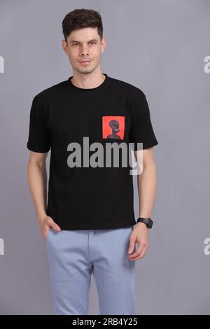 Herren-T-Shirt/Shirt-Modell Stockfoto