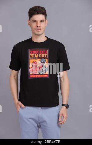 Herren-T-Shirt/Shirt-Modell Stockfoto