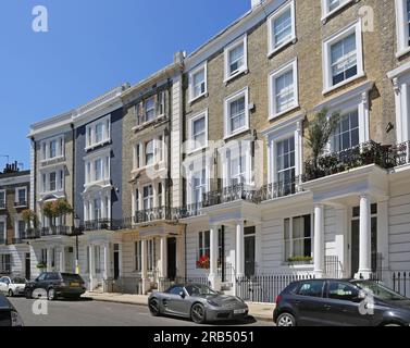 London, Vereinigtes Königreich: Luxushäuser in Horbury Crescent, Notting Hill Gate, einer der reichsten Gegenden Londons. Riesige Luxushäuser im Regency-Stil. Stockfoto