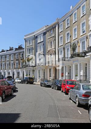 London, Vereinigtes Königreich: Luxushäuser in Horbury Crescent, Notting Hill Gate, einer der reichsten Gegenden Londons. Riesige Luxushäuser im Regency-Stil. Stockfoto