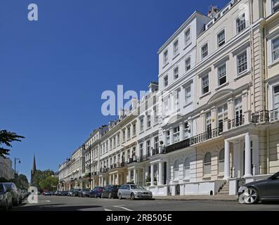 London, Vereinigtes Königreich: Luxushäuser in Kensington Park Gardens, Notting Hill Gate, einer der reichsten Gegenden Londons. Riesige Luxushäuser im Regency-Stil. Stockfoto