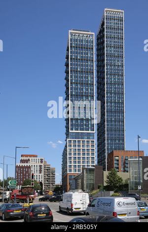 Die zwei Türme von One West Point, einem neuen Wohngebiet neben der geschäftigen A40 Western Avenue, North Acton, London, Großbritannien. Stockfoto