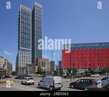 Die Doppeltürme von One West Point (links), ein neuer Apartmentblock neben der geschäftigen A40, North Acton, London, Großbritannien. Zeigt das Holiday Inn London West (rechts). Stockfoto