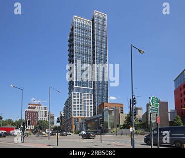 Die zwei Türme von One West Point, einem neuen Wohngebiet neben der geschäftigen A40 Western Avenue, North Acton, London, Großbritannien. Stockfoto