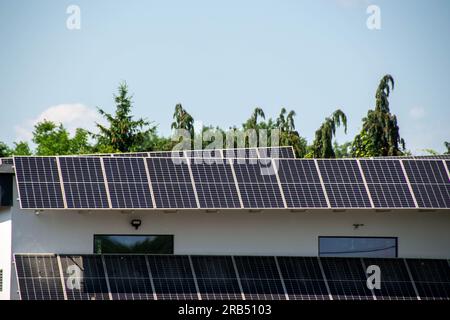 Hausdach mit Photovoltaikmodulen. Historisches Bauernhaus mit modernen Sonnenkollektoren auf Dach und Wand Hochwertiges Foto Stockfoto