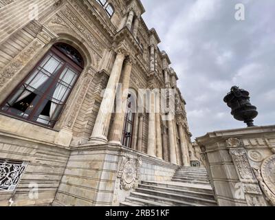 Hauptgebäude des Dolmabahce-Palastes an der europäischen Küste des Bosporus Stockfoto