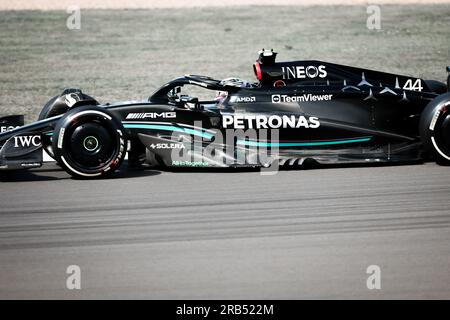 Lewis Hamilton (GBR) vom Mercedes-AMG Petronas F1 Team nimmt am 6. Juli 2023 am Formel 1 ARAMCO GRAND PRIX 2023 auf dem Silverstone Circuit, Silverstone, Vereinigtes Königreich, Teil an der Formel 1 Practice 2 (2. Practice ) Stockfoto