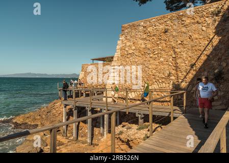 Gewundene Küstenstraße, die durch die Buchten und Strände zwischen Pilons und dem Leuchtturm am Cape Salou führt. Tarragona, Goldene Küste, Katalonien. Stockfoto