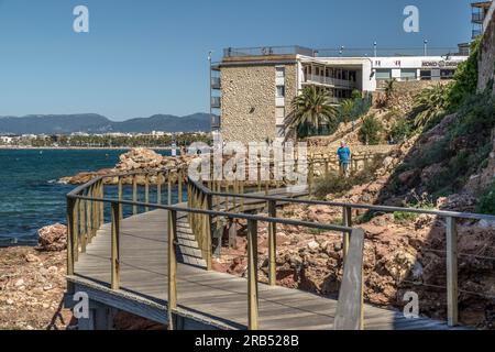 Gewundene Küstenstraße, die durch die Buchten und Strände zwischen Pilons und dem Leuchtturm am Cape Salou führt. Tarragona, Goldene Küste, Katalonien. Stockfoto