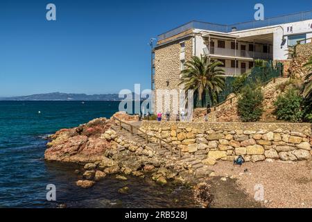 Gewundene Küstenstraße, die durch die Buchten und Strände zwischen Pilons und dem Leuchtturm am Cape Salou führt. Tarragona, Goldene Küste, Katalonien. Stockfoto