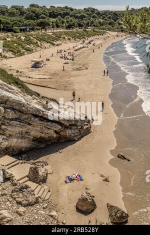 Platja Llarga (langer Strand) Küstenpfad (Cami de Ronda): Route von Salou nach Llosa, Provinz Tarragona, Costa Dorada, Tarragona, Spanien; Europa. Stockfoto