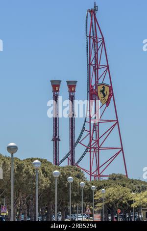 Vergnügungspark Port Aventura mit dem Ferrari-Schild auf dem Turm, Salou, Costa Daurada, Provinz Tarragona, Katalonien, Spanien, Europa. Stockfoto