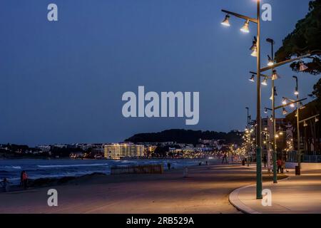 Nachtansicht auf die Strandpromenade in La Pineda, einem Bezirk der Gemeinde Vilaseca, in der Provinz Tarragona, Katalonien, Spanien. Stockfoto