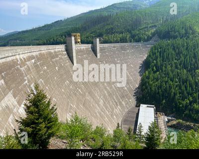 Hungry Horse, MT, USA - 20. Mai 2023: The Hungry Horse Dam and Reservoir in the Glacier National Park in Hungry Horse, Montana. Stockfoto