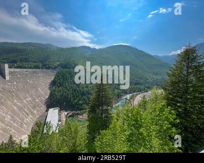 Hungry Horse, MT, USA - 20. Mai 2023: The Hungry Horse Dam and Reservoir in the Glacier National Park in Hungry Horse, Montana. Stockfoto