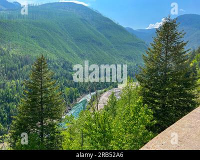 Der Blick vom Hungry Horse Dam und Reservoir in der Nähe des Glacier National Park in Hungry Horse, Montana. Stockfoto