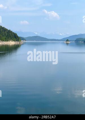 Der Blick vom Hungry Horse Dam und Reservoir in der Nähe des Glacier National Park in Hungry Horse, Montana. Stockfoto