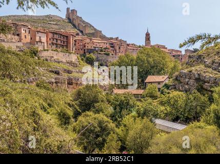 Panoramablick auf das historische Zentrum von Albarracín, das zu einer historisch-künstlerischen Stätte und einer der schönsten Städte Spaniens, Teruel, Europa, erklärt wurde. Stockfoto