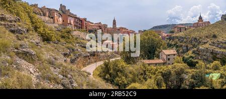 Panoramablick auf das historische Zentrum von Albarracín, das zu einer historisch-künstlerischen Stätte und einer der schönsten Städte Spaniens, Teruel, Europa, erklärt wurde. Stockfoto