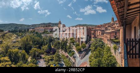 Panoramablick auf das historische Zentrum von Albarracín, das zu einer historisch-künstlerischen Stätte und einer der schönsten Städte Spaniens, Teruel, Europa, erklärt wurde. Stockfoto