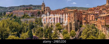 Panoramablick auf das historische Zentrum von Albarracín, das zu einer historisch-künstlerischen Stätte und einer der schönsten Städte Spaniens, Teruel, Europa, erklärt wurde. Stockfoto