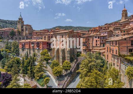 Panoramablick auf das historische Zentrum von Albarracín, das zu einer historisch-künstlerischen Stätte und einer der schönsten Städte Spaniens, Teruel, Europa, erklärt wurde. Stockfoto