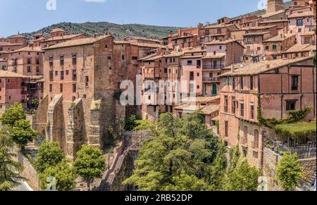 Panoramablick auf das historische Zentrum von Albarracín, das zu einer historisch-künstlerischen Stätte und einer der schönsten Städte Spaniens, Teruel, Europa, erklärt wurde. Stockfoto