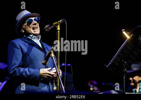 ROTTERDAM - der irische Sänger und Songwriter Van Morrison) während einer Darbietung im North Sea Jazz. Die Veranstaltung begann einst mit einigen Aufführungen in sechs Sälen und neuntausend Besuchern in Den Haag. An diesem Wochenende werden rund neunzigtausend Enthusiasten aus der ganzen Welt zu mehr als einhundertfünfzig Aufführungen auf sechzehn Bühnen kommen. ANP PAUL BERGEN niederlande Out - belgien Out Credit: ANP/Alamy Live News Stockfoto