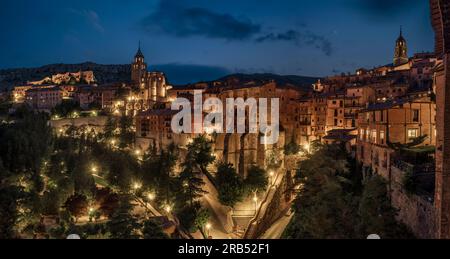 Panoramablick auf das historische Zentrum von Albarracín, das zu einer historisch-künstlerischen Stätte und einer der schönsten Städte Spaniens, Teruel, Europa, erklärt wurde. Stockfoto